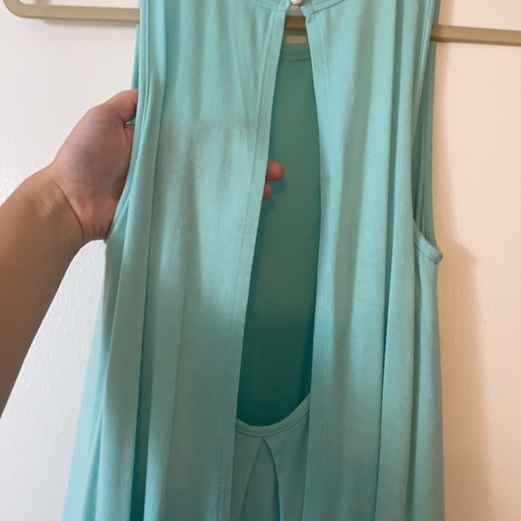 Andr’ee Tank - Picture 3 of 3